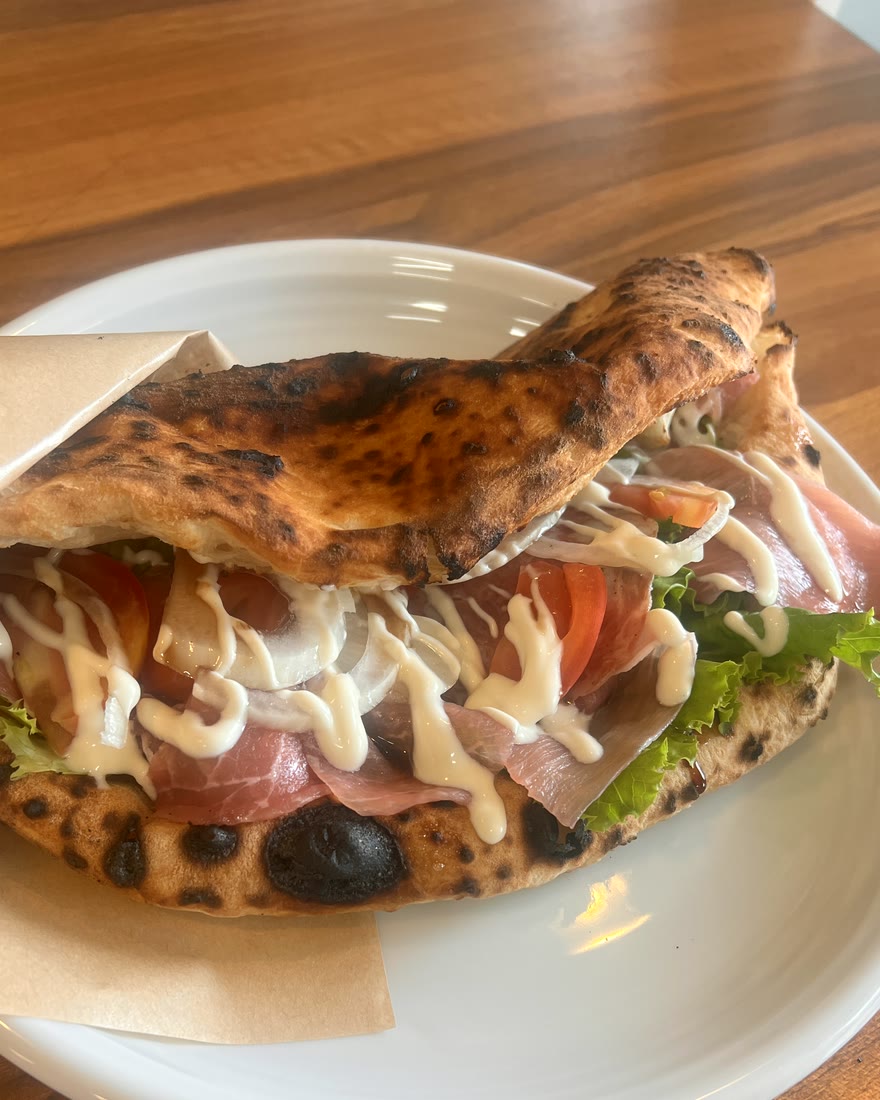 PITAPIZZAのハムサラミーノ（窯焼きの自家製酵母生地に生ハム・サラミ・野菜）